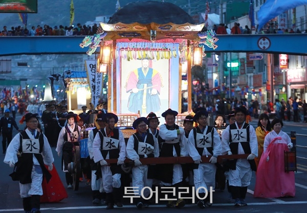 “이순신 장군의 얼 되새기고,축제도 즐기고”