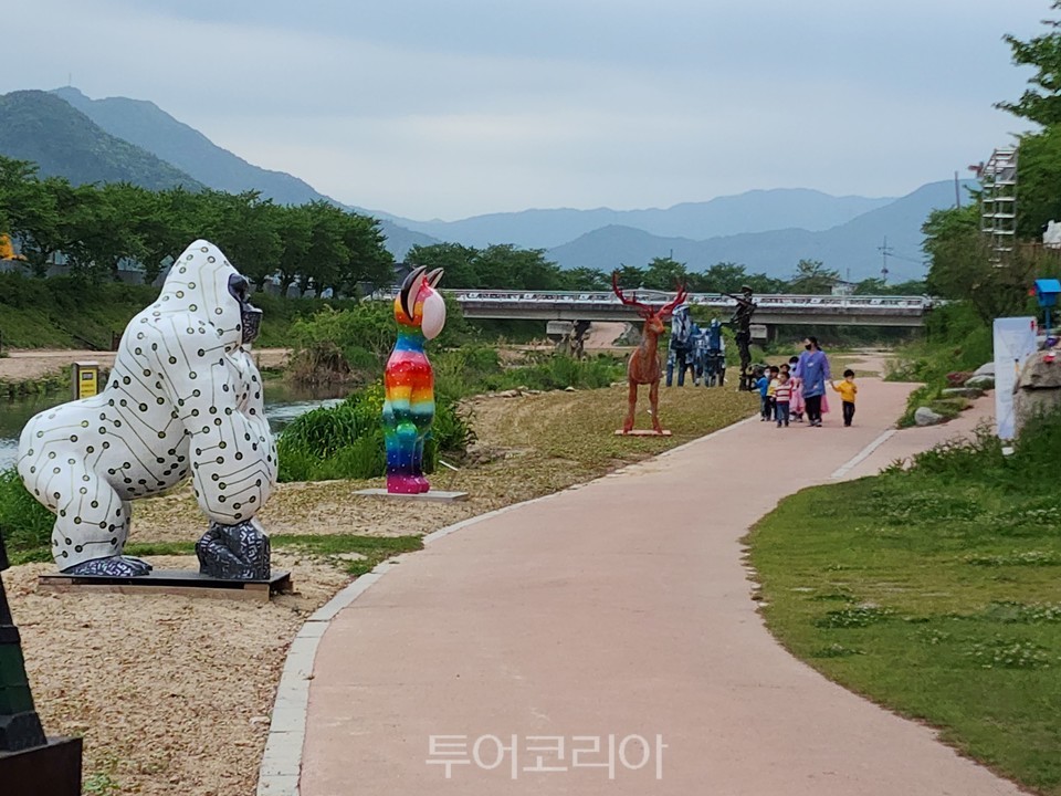 곡성천 뚝방마켓에서 견생조각전 개최.[사진=공성군]