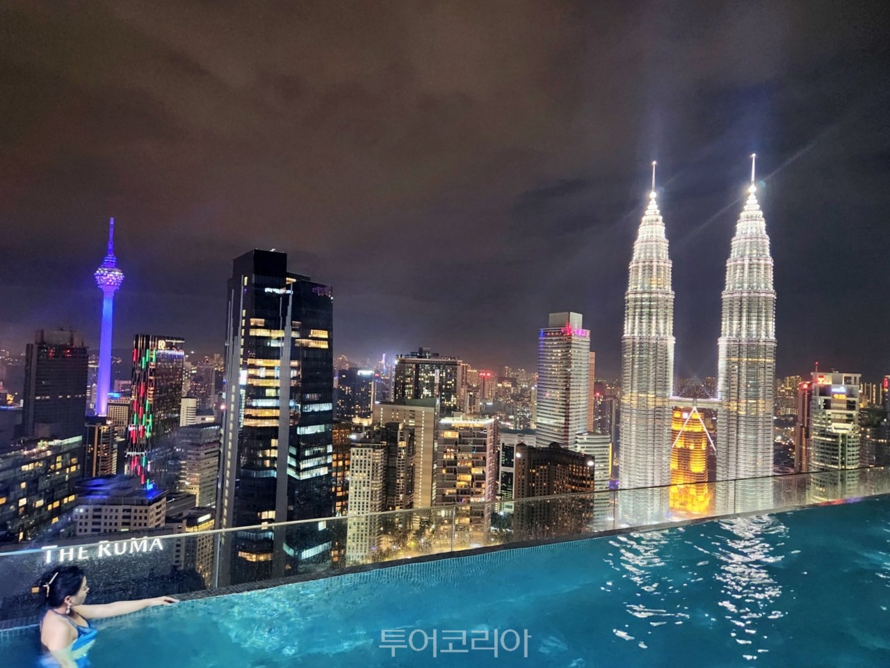임페리얼 렉시스 쿠알라룸푸르 루프탑 인피니티풀에서 바라본 야경