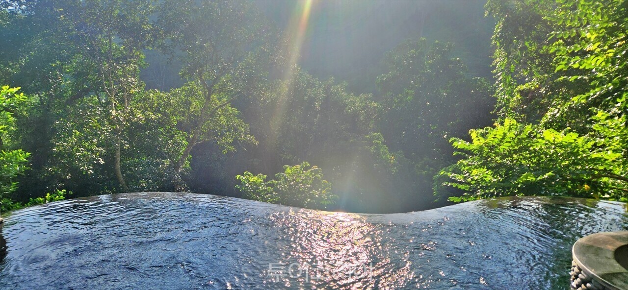 아코하라 풀빌라 내 인피니티풀에 햇살이 내리쬐는 모습. 