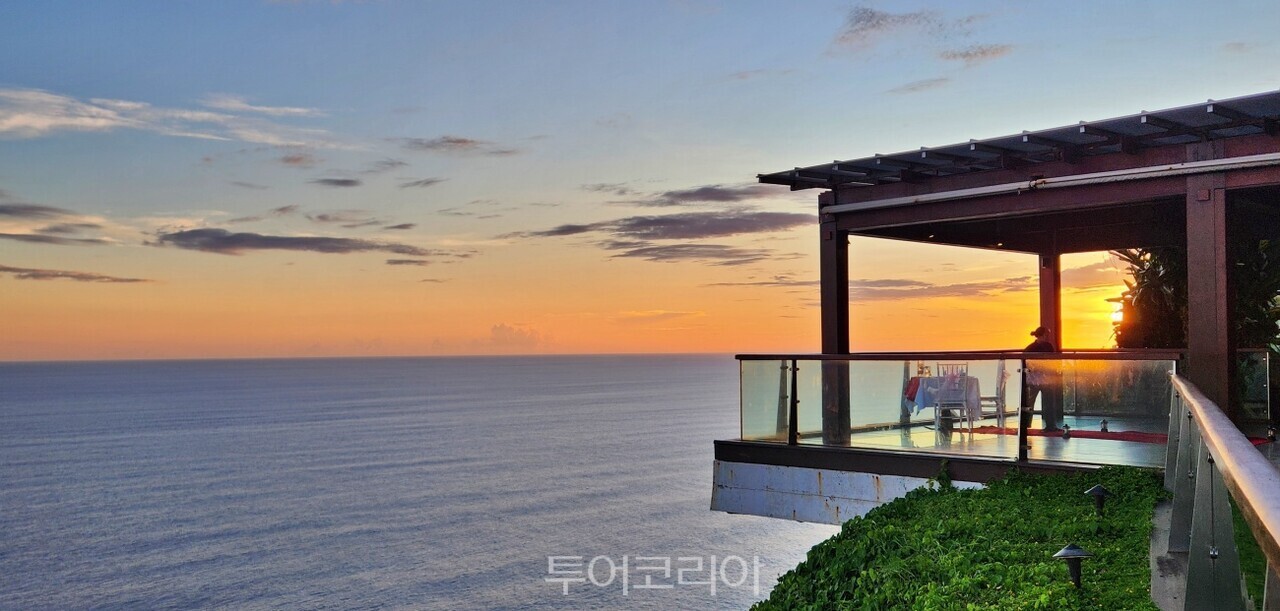 더엣지 클리프바의 일몰 풍경 