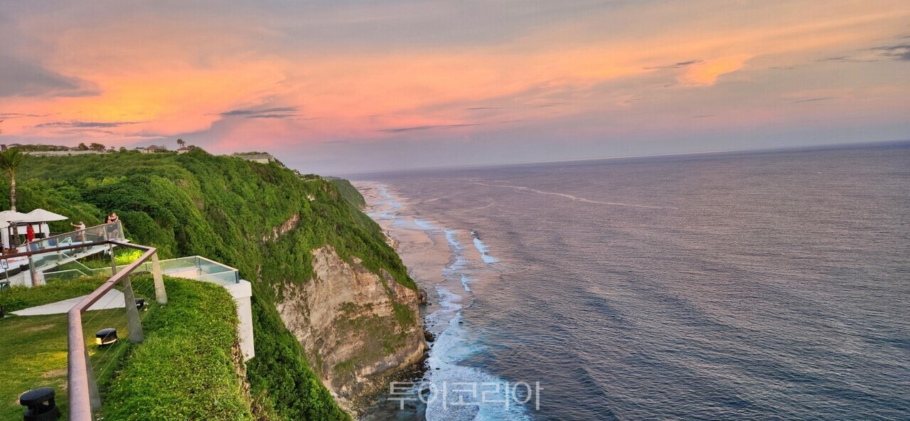 더엣지의 일몰 풍경 