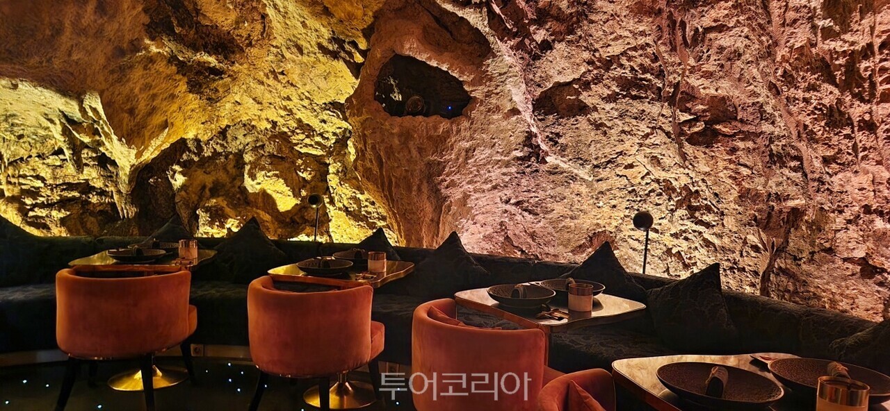 더엣지 동굴 컨셉의 ‘더 케이브 레스토랑’
