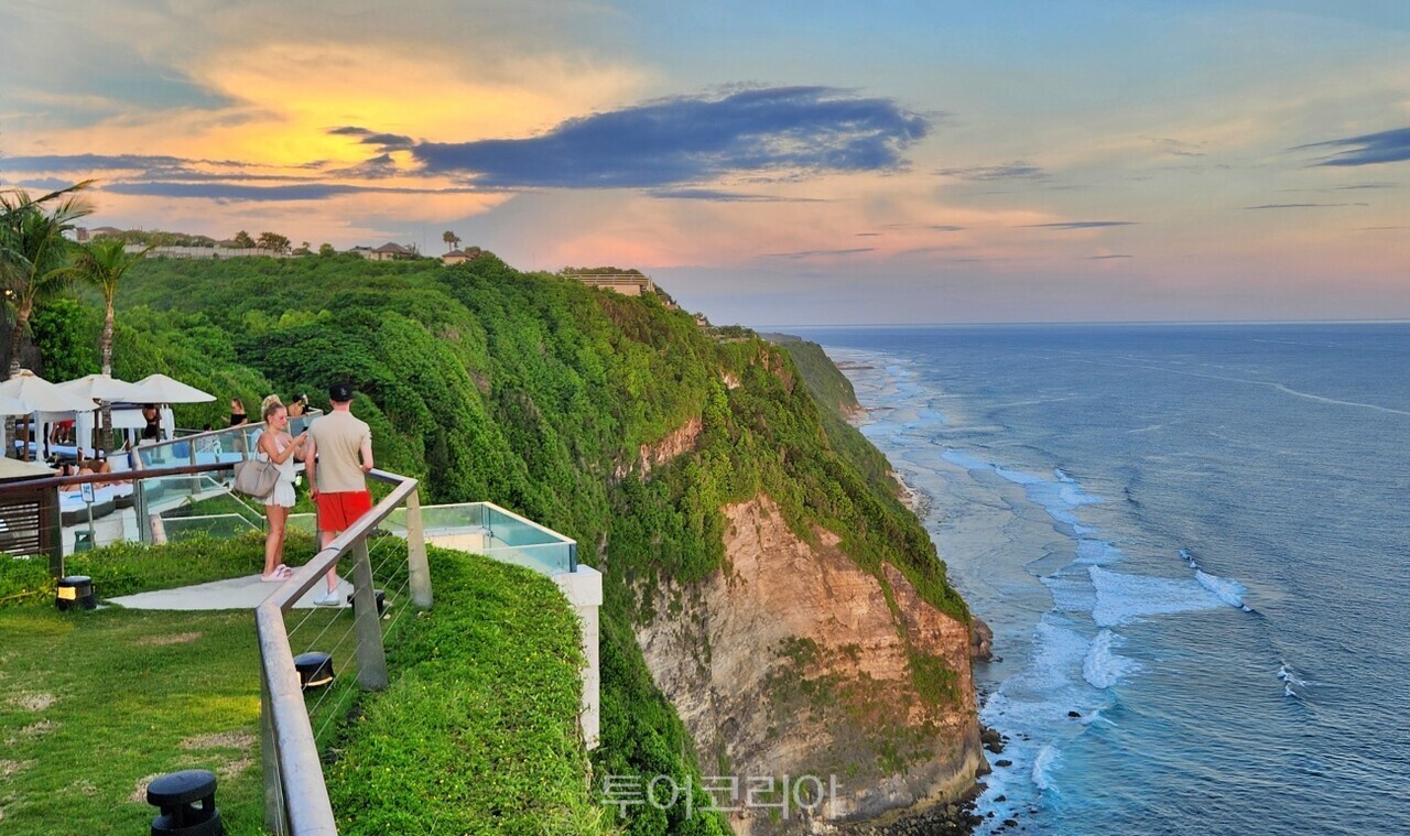 더엣지 인피니티풀장에서 타티타닉 포즈로 인증샷을 남길 수 있다.  
