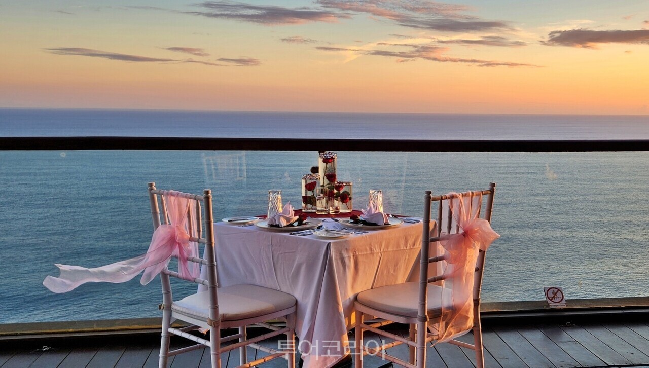 더엣지 클리프바에서 로맨틱 디너를 즐길 수 있다. 