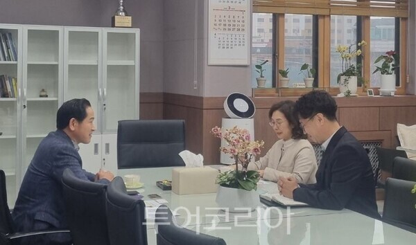 전선아 파주교육장(오른쪽)과 인터뷰하는 정명달 기자(왼쪽)/투어코리아뉴스 정명달 기자