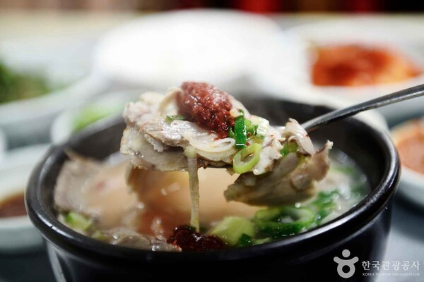 사진: 돼지국밥 ⓒ한국관광공사 포토코리아-IR 스튜디오