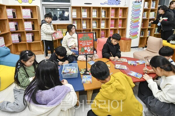 책을 즐기고 있는 김포 아이들