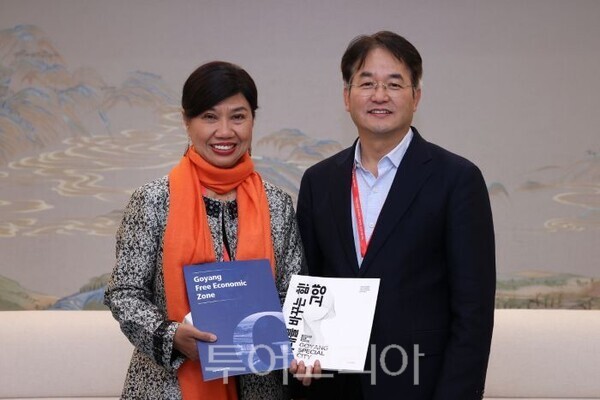 ‘2023 제9차 UCLG ASPAC 이우시 총회’에서 고양시 유치 제안 위해 버나디아 찬드라데위 사무총장과 면담하는 이동환 고양시장/투어코리아뉴스 김경남 기자