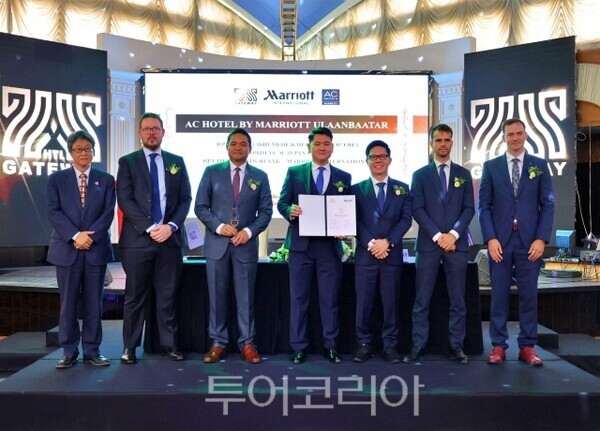 (왼쪽부터) 오쓰카 코키 주몽골 일본대사관 1등 서기관, 에이벨 로맥스 주몽골 미국대사관 경제과장, 리처드 L. 부앙간 주몽골 미국대사, 에르헤스 바투울 HTL Gateway LLC 창립자, 안드리 수실로 메리어트 인터내셔널 아시아 태평양 호텔 개발 부사장, 오귀스탱 르데 주몽골 프랑스대사관 농무관, 바츨라프 이엘렉 주몽골 체코대사관 경제과장