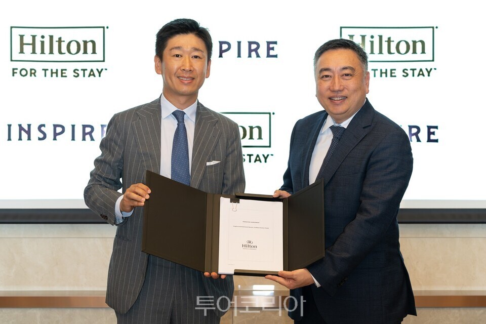 파트너십 체결식에 참석한 힐튼 아시아태평양 개발 담당 수석 부사장 클라렌스 탄(오른쪽)과 인스파이어 엔터테인먼트 리조트 사장 첸 시(왼쪽)가 기념 촬영을 하고 있다.