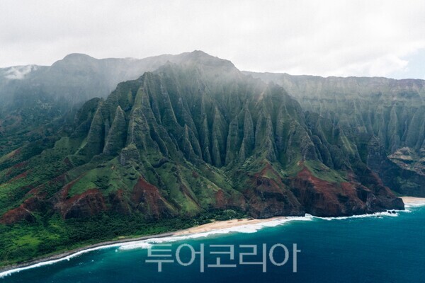 헬리콥터를 타고 상공에서 내려다본 나팔리 코스트.   마우이 인근 해역에서 혹등고래를 관찰 중인 여행객들/사진- 하와이 관광청.
