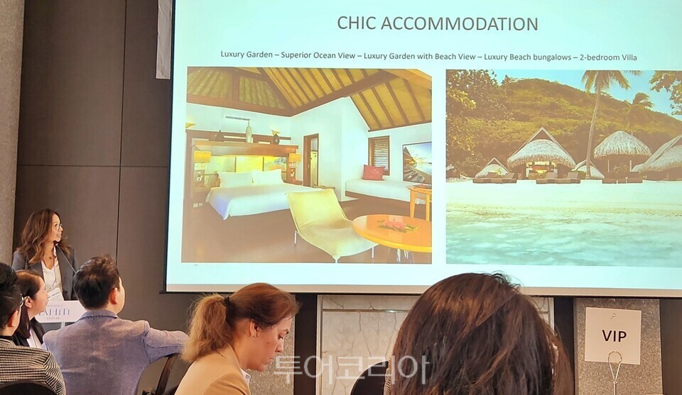 소피텔 키아 오라 모레아 비치 리조트의 헤이쿠라 바젤레르 이사가 리조트에 대해 설명하고 있따. 