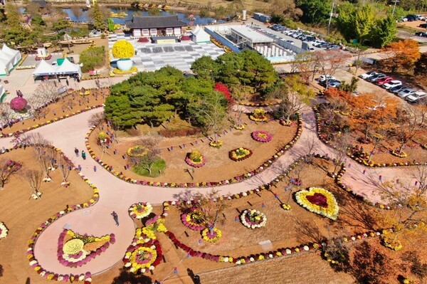 ▲하늘에서 바라본 4일 태안 국화축제장 모습. /사진-태안군