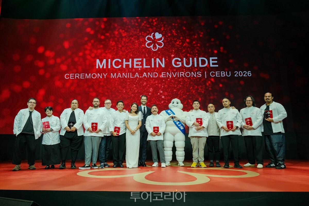 크리스티나 프라스코 필리핀 관광부 장관 (왼쪽에서 일곱 번째), 그웬달 뿔레넥 미쉐린 가이드 인터내셔널 디렉터 (왼쪽에서 여덟 번째) 및 필리핀 최초 미쉐린 스타 레스토랑 셰프들/사진-필리핀관광부