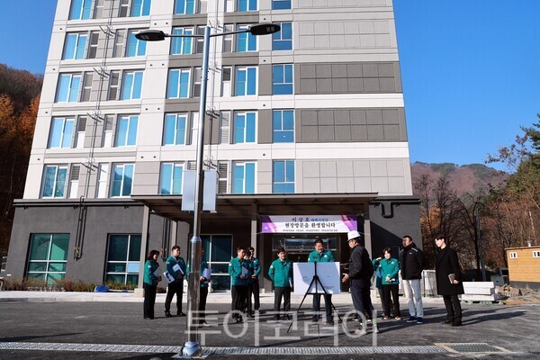 18일 준공에 앞서 ‘강원랜드 태백 직원 숙소’ 현장을 방문해 공정 진행 상황 등을 살피고 있다/사진=태백시