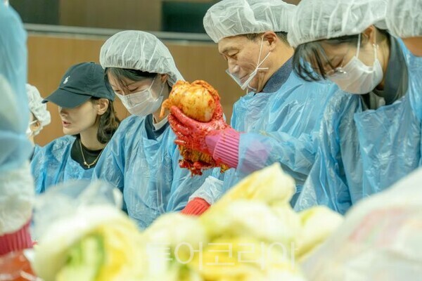 인천공항공사 이학재 사장(가운데)이 이웃 김장김치 나눔봉사에 참여하고 있다/투어코리아뉴스 김경남 기자