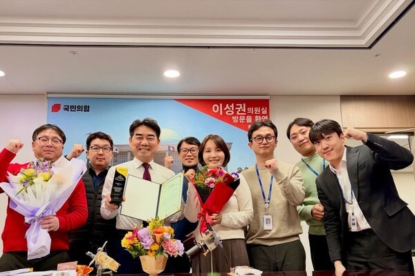 쿠키뉴스(국민일보) 창간 21주년을 맞아 발표된 ‘2025년 국정감사 우수의원’에 이성권 국회의원(부산 사하갑)이 선정된 가운데 수상 후 기념촬영을 하고 있다/사진제공=이성권 의원실.
