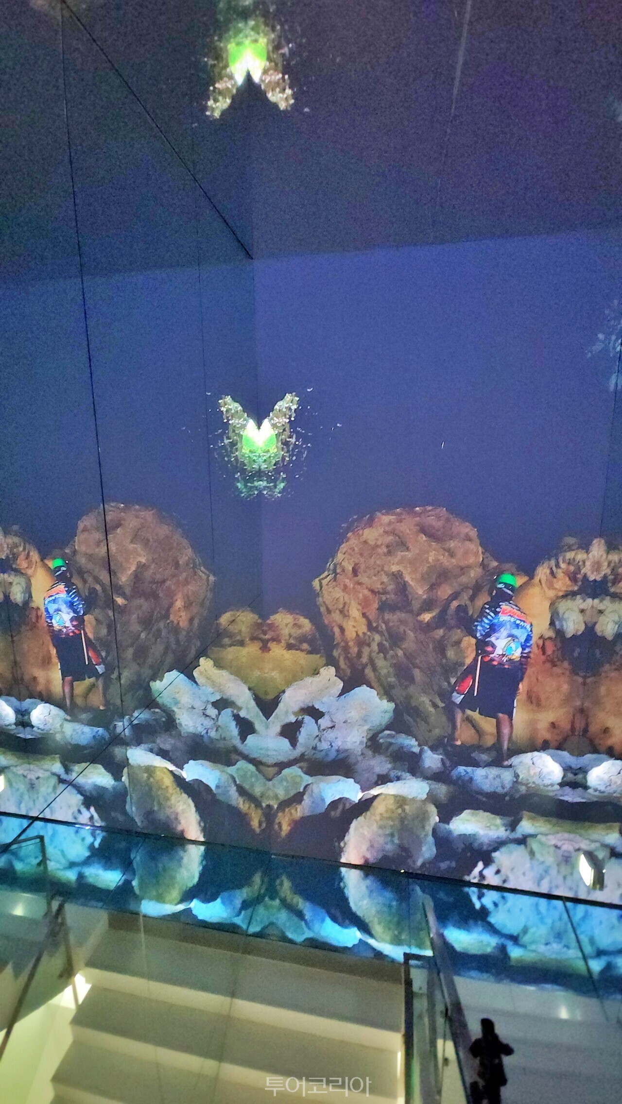 1층에서 2층으로 올라가는 계단 벽에  필리핀의 자연풍광이 담겨, 눈길을 끈다. 