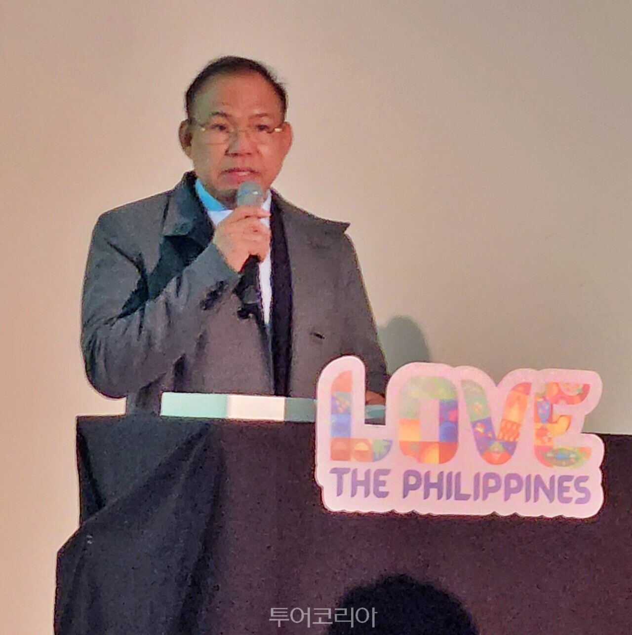 얼윈 발라네(Dr. Erwin F. Balane) 필리핀관광부 한국 지사장이 팝업 오프닝 행사에서 환영사를 하고 있다. 