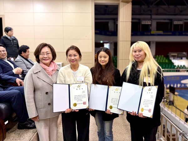 박희영 용산구청장 태권도 공로자 감사장 전달후 기념촬영 모습