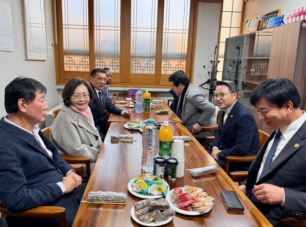 박희영 용산구청장 용산구태권도협회 관계자들과 환담 모습