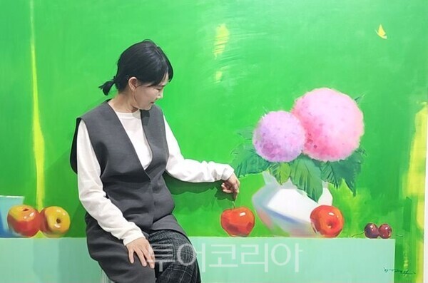 작품 앞에선 양인선 작가/투어코리아뉴스 정명달 기자