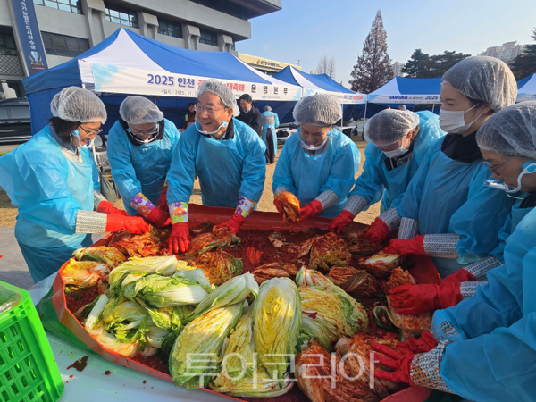 유정복 시장이 지난 11월 22일 시청 앞 애뜰광장에서 동절기 지역복지사업 행사로 ‘2025 인천 김장 나눔대축제’를 개최하고 있다.