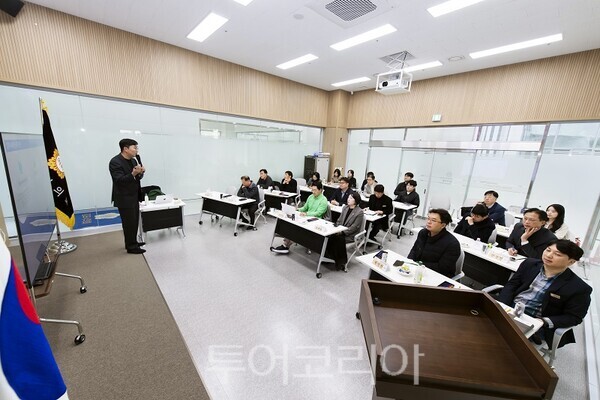 김포시의회 의원 연구단체인‘지속가능한 명품도시 연구회’가 지난 20일 시의회 브리핑룸에서 ‘생성형 AI 시대 핵심 트렌드와 지방정부 혁신 전략’을 주제로 전문가 초청 강연을 개최하고 있다.