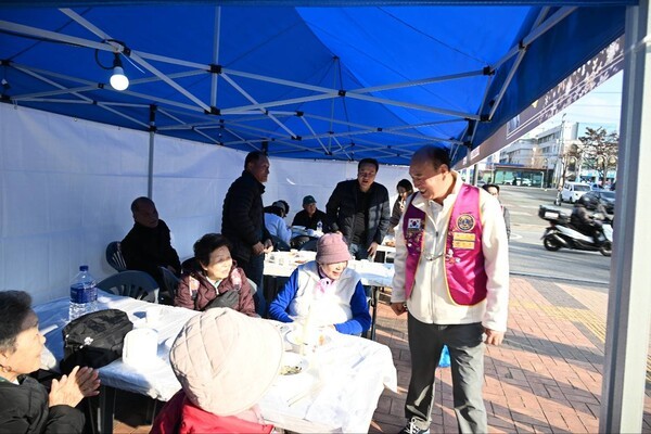 박형덕 동두천시장 2025 행복나눔 바자회 참석한 시민들과 소통인사 모습(사진제공=박형덕페이스북)