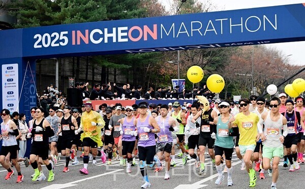 23일 문학경기장에서 열린 '2025 인천마라톤'에서 대회 참가자들이 출발하고 있다.