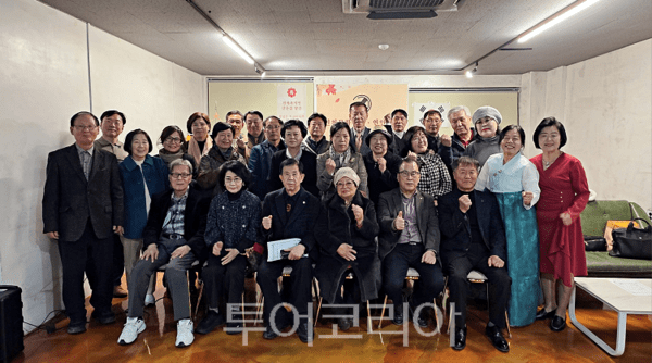 연안문학회 단체촬영 모습 / 사진=인천시청 연합기자단