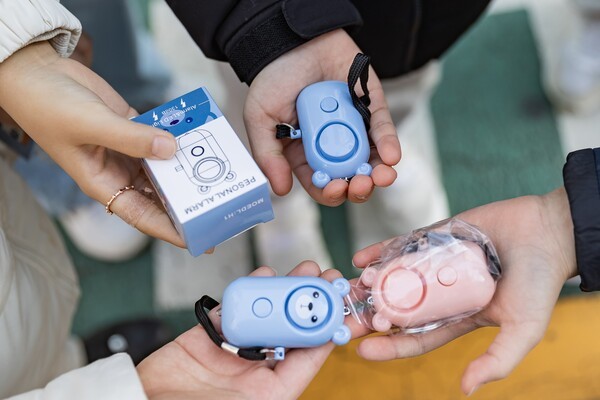 호신용 어린이 안전목걸이 배포(사진제공=김경호페이스북)