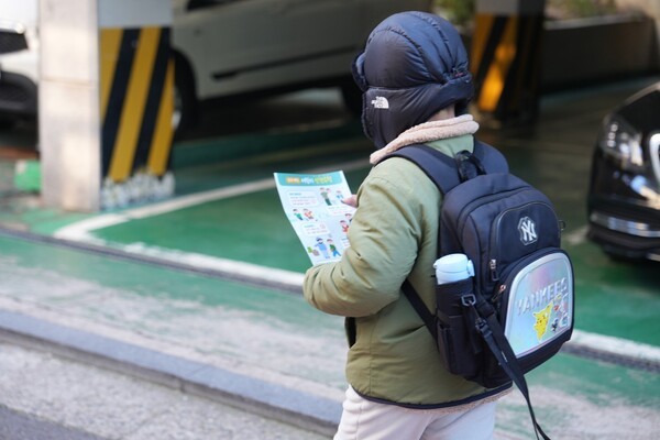 어린이 안전 캠페인 홍보물 들고 가는 초등학생 모습(사진제공=김경호페이스북)