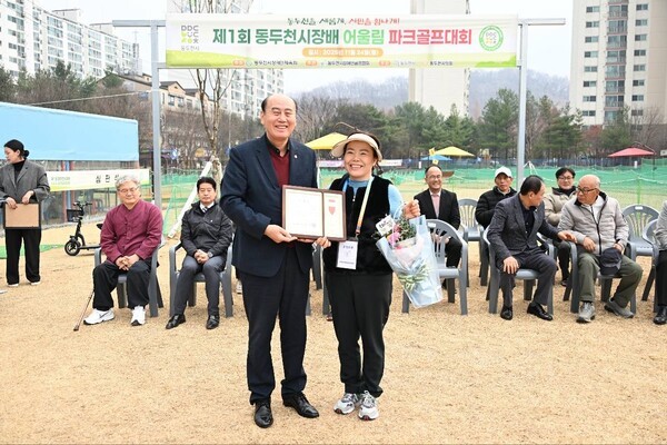 박형덕 동두천시장 어울림 파크골프대회 참석 유공 회원 표창장 수여후 기념촬영 모습(사진제공=박형덕페이스북)