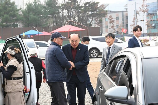 박형덕 동두천시장 어울림 파크골프대회 참석 시민들과 소통인사 모습(사진제공=박형덕페이스북)
