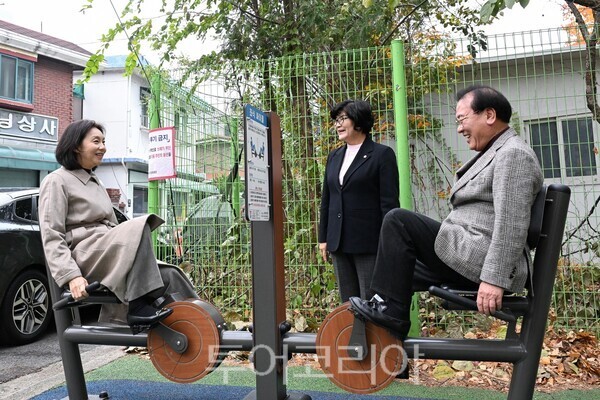  24일 어르신돌봄시설을 방문한 최호정 의장(왼쪽)과 이종환 부의장이 강북구 강북문화예술회관 체육쉼터에 조성된 어르신 놀이터 시설을 직접 작동해보고 있다/사진=서울시의회