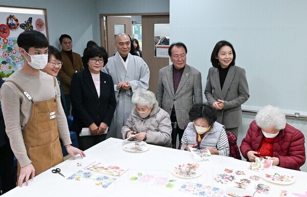  24일 어르신돌봄시설을 방문한 최호정 의장(오른쪽 첫번째)와 이종환 부의장(오른쪽 두번째)이 어르신들의 체험활동을 지겨보고 있다. /사진=서울시의