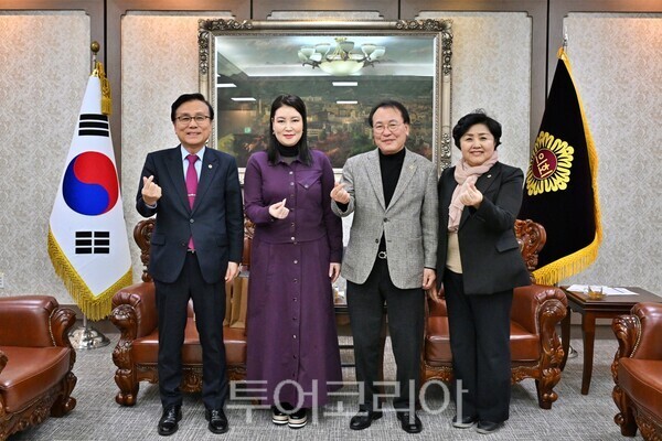 오른쪽 첫번째 김영옥 운영 위원장, 두번째 이종환 부의장/ 서울시의회 제공