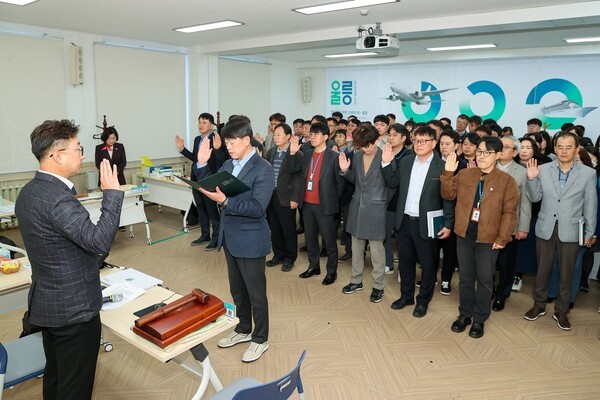 최경환 행정사무감사 위원장 행정사무감사 앞서 군청 공무원 선서 모습(사진제공=울릉군의회)