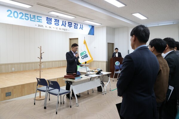 최경환 행정사무감사 위원장 울릉군청 공무원 상대 주의 당부 모습(사진제공=울릉군의회)