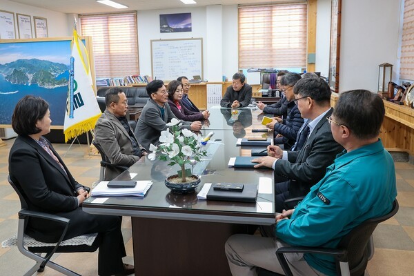 남한권 울릉군수 울릉군의회 이상식 의장 및 의원들과 환담 모습(사진제공=울릉군의회)