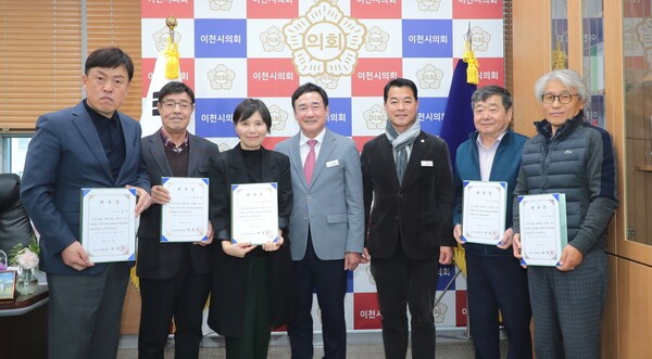 이천시의회 박명서 의장 윤리심사자문위원회 위원 위촉장 전달후 기념촬영 모습(사진제공=이천시의회)