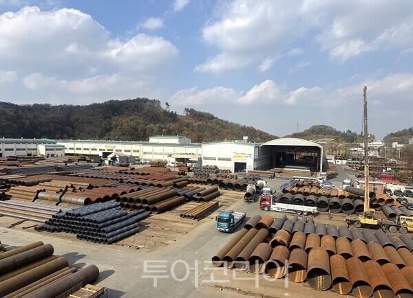 KBI동양철관 천안공장에서 고객사에 원형관, 코팅관, 각관, BH 등 각종 제품들의 공급을 위해 배송트럭이 분주하게 움직이고 있다.