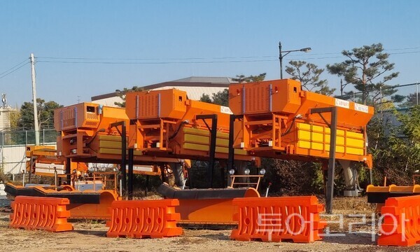 ▲공주시의 겨울철 제설대책이 특정 이해관계자의 민원 제기로 사실상 중단되면서 시민 안전 우려가 커지고 있는 가운데 갈길 없는 제설장비들이 방치되고  있다. /사진-공주시 프레스협회