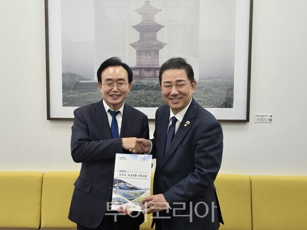 윤병태 나주시장(왼쪽)이 24일 김병기 더불어민주당 원내대표(오른쪽)와 면담을 갖고 2026년 국고 지원 사업 설명하고 지원을 요청했다. /사진-나주시