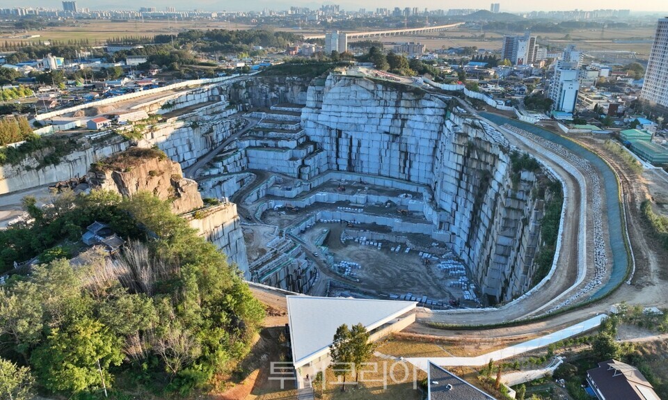 황등석산을 하늘위에서 내려다본 풍경/사진-황등아트앤컬쳐 제공
