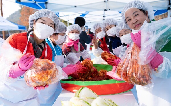 ▲2025년 사랑의 김장 나눔 행사 모습. /사진-애터미