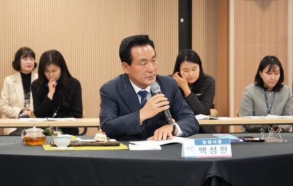 ▲건의 사항을 전달하고 있는 백성현 논산시장 모습. /사진-논산시