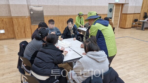 문경관광공사는 지난 24일 문경시 청소년수련관 대강당에서 발달장애인을 위한 '다도·명상 체험교육'을 성공적으로 개최했다. /사진-문경관광공사